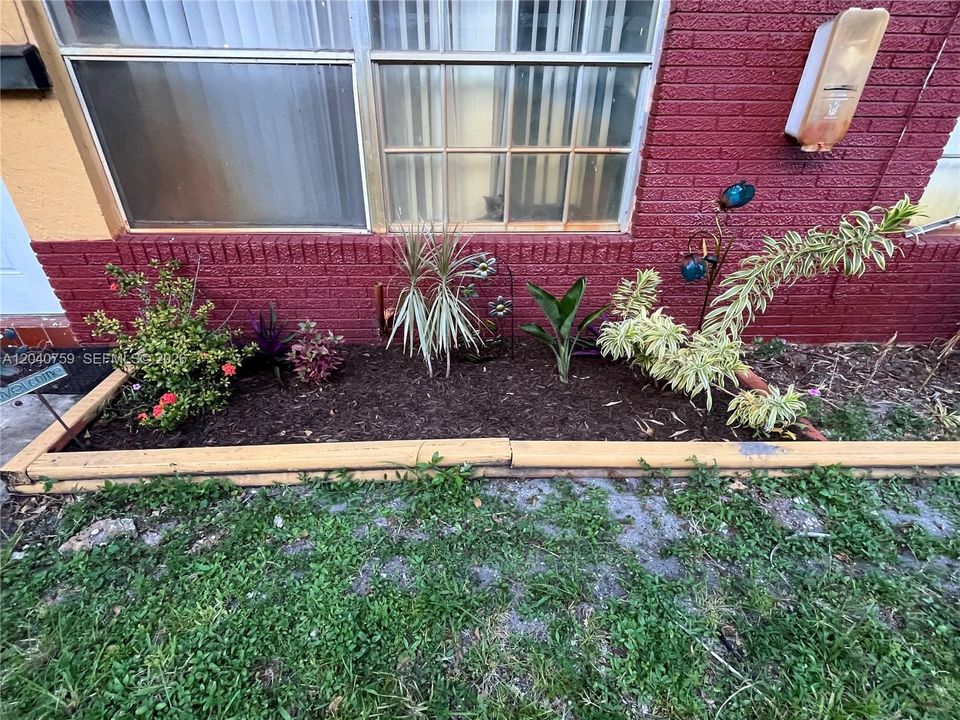 For Rent: $1,900 (2 beds, 1 baths, 940 Square Feet)