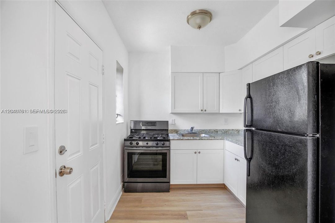 For Rent: $1,900 (1 beds, 1 baths, 715 Square Feet)
