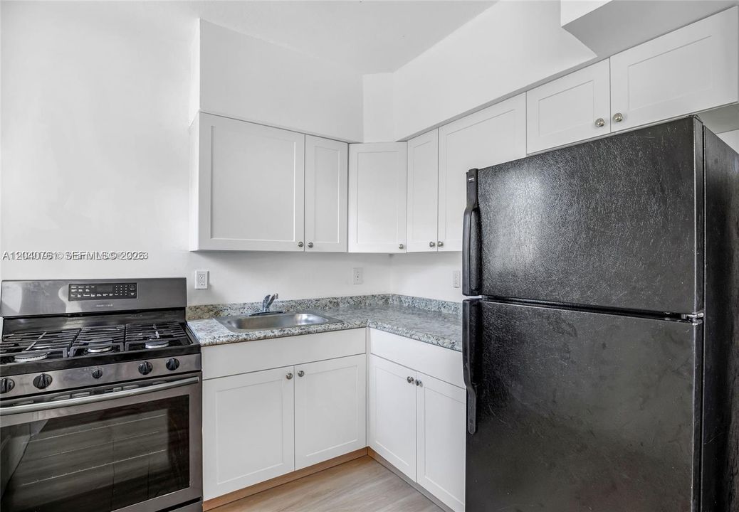 For Rent: $1,900 (1 beds, 1 baths, 715 Square Feet)
