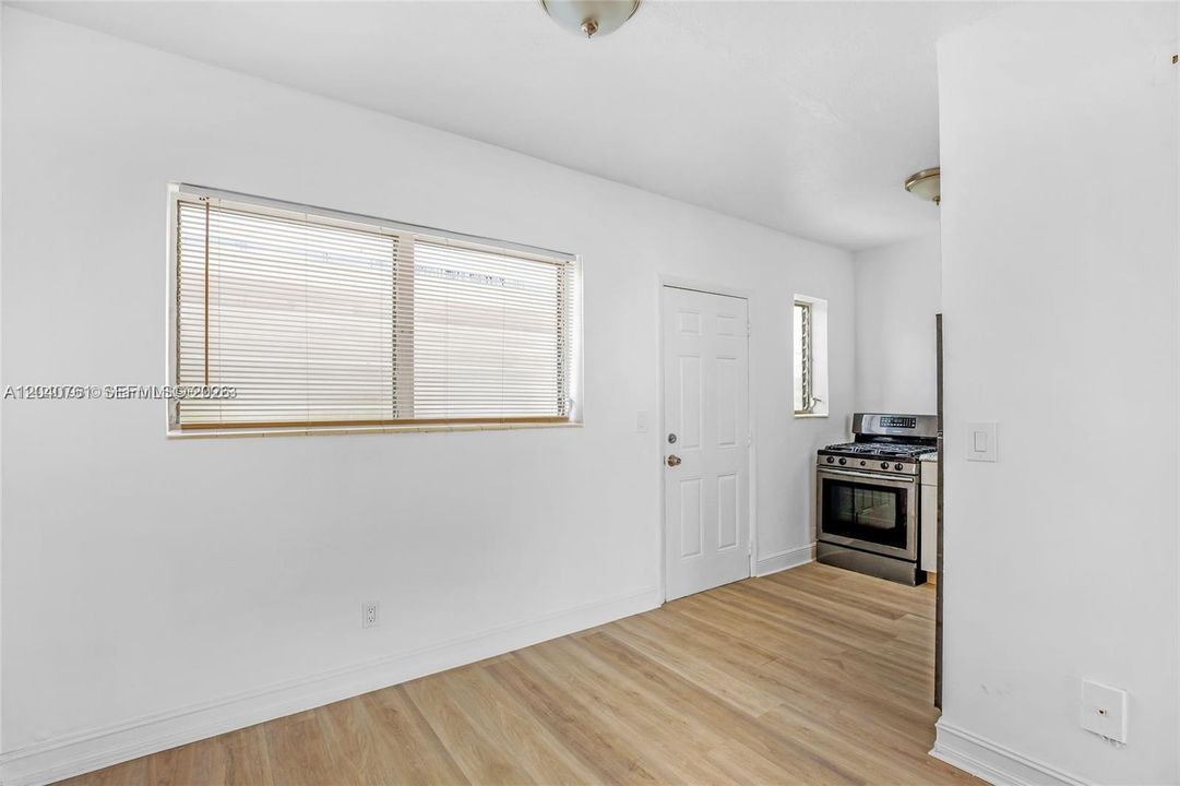For Rent: $1,900 (1 beds, 1 baths, 715 Square Feet)