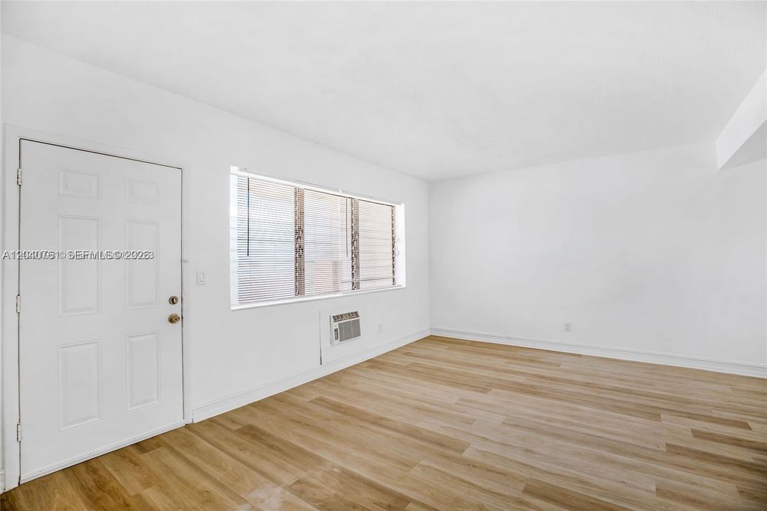 For Rent: $1,900 (1 beds, 1 baths, 715 Square Feet)