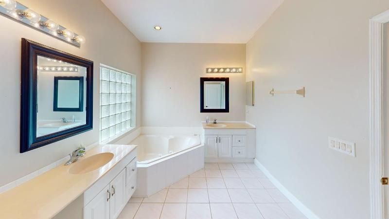 895-SW-Lake-Charles-Circle-Bathroom 2