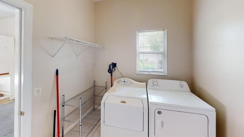 895-SW-Lake-Charles-Circle-Laundry