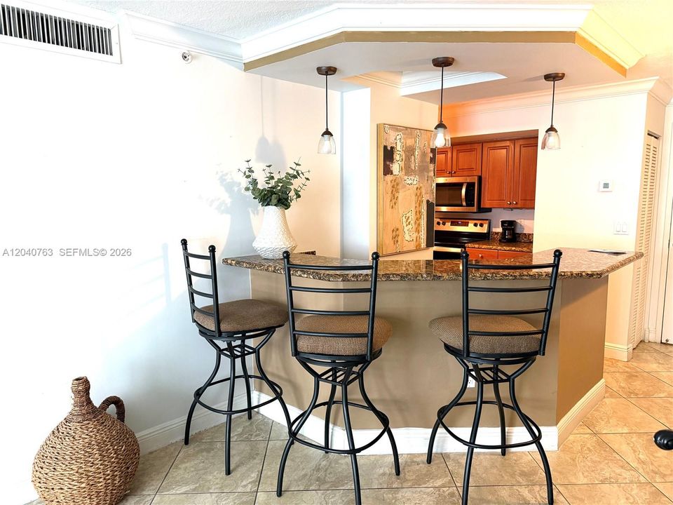 For Rent: $3,000 (1 beds, 1 baths, 808 Square Feet)