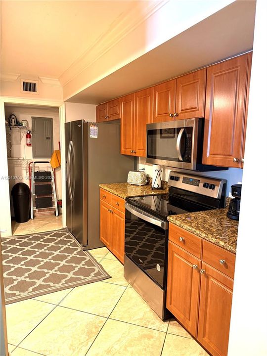 For Rent: $3,000 (1 beds, 1 baths, 808 Square Feet)