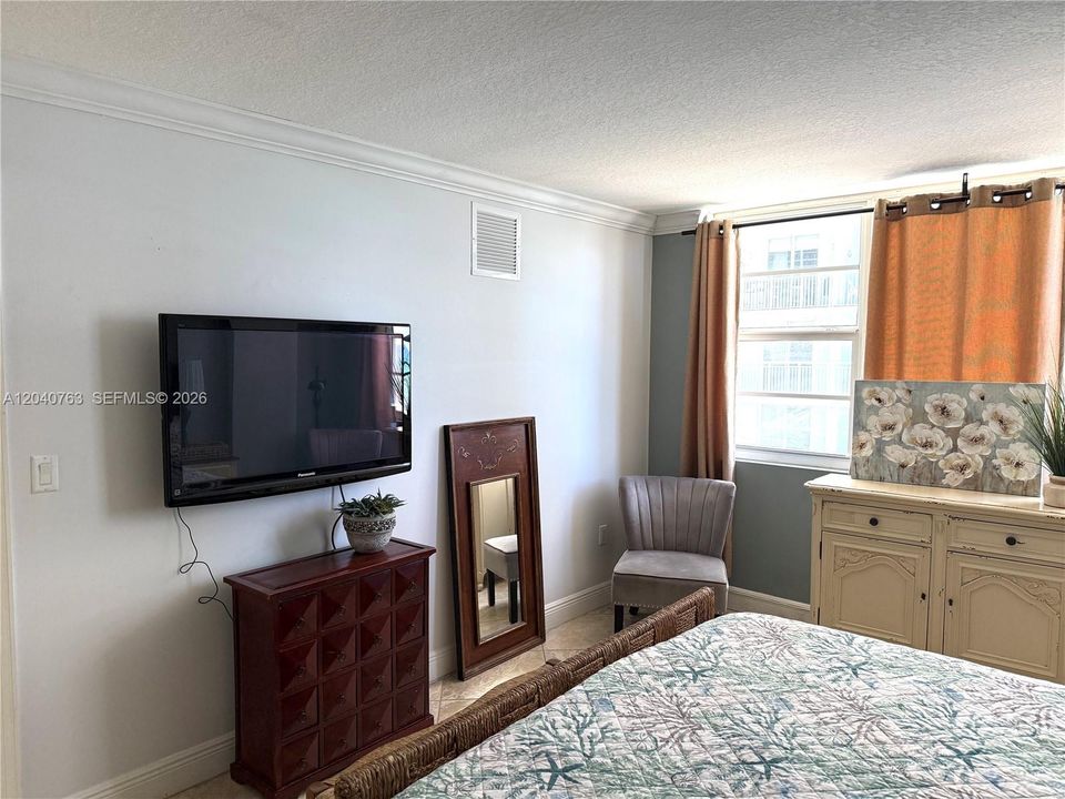 For Rent: $3,000 (1 beds, 1 baths, 808 Square Feet)