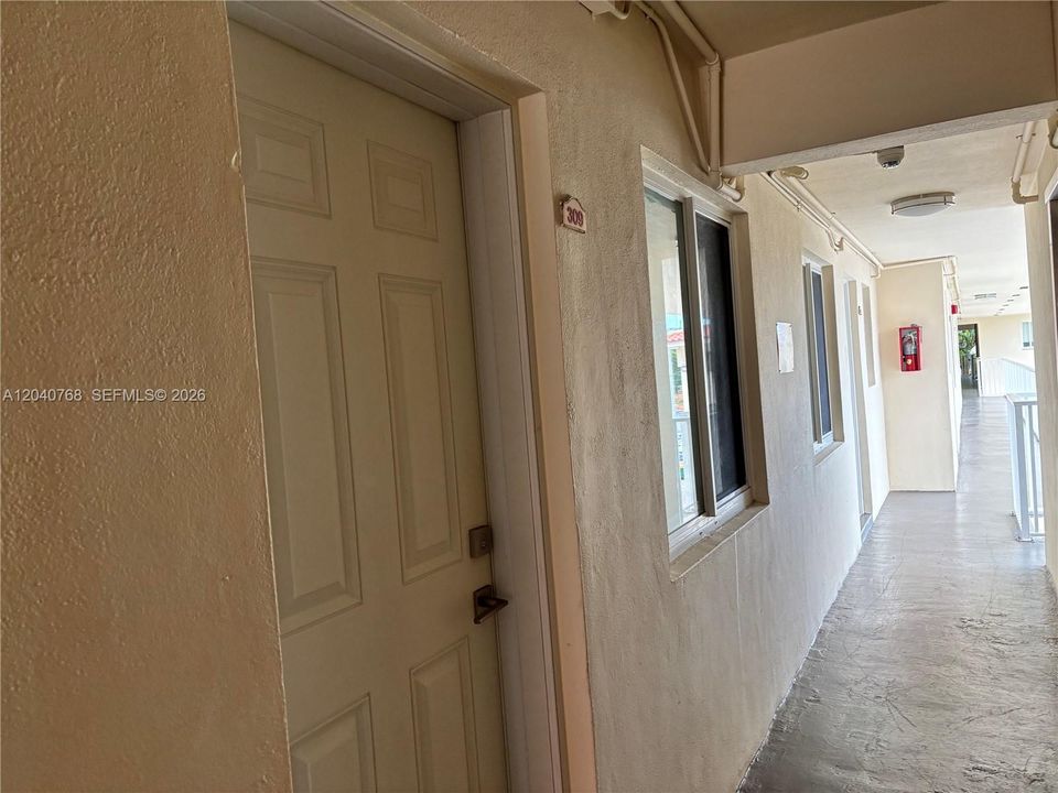 For Rent: $1,800 (1 beds, 1 baths, 410 Square Feet)