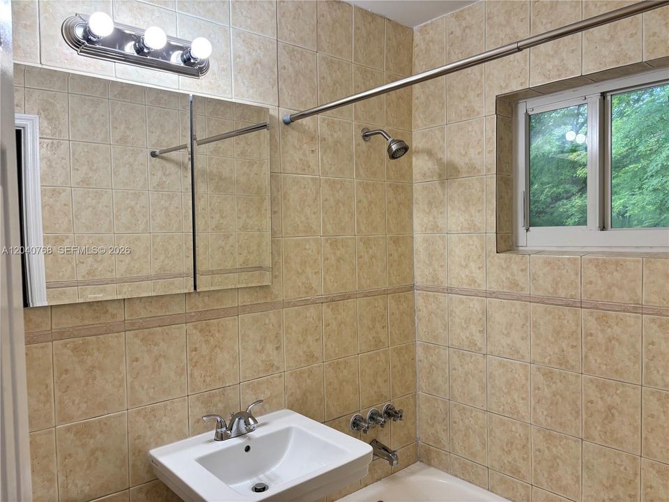 For Rent: $1,800 (1 beds, 1 baths, 410 Square Feet)