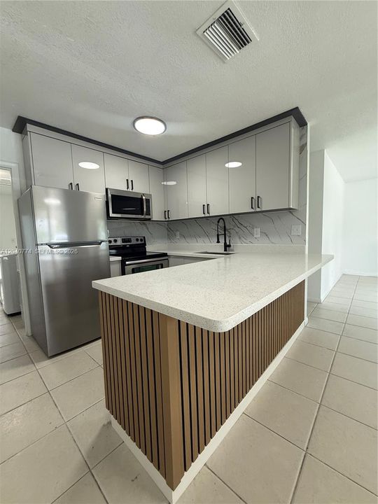For Rent: $2,000 (2 beds, 1 baths, 924 Square Feet)