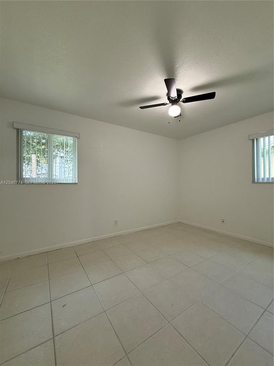 For Rent: $2,000 (2 beds, 1 baths, 924 Square Feet)