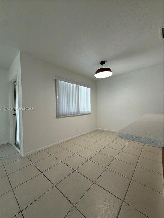 For Rent: $2,000 (2 beds, 1 baths, 924 Square Feet)