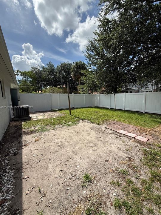 For Rent: $2,000 (2 beds, 1 baths, 924 Square Feet)