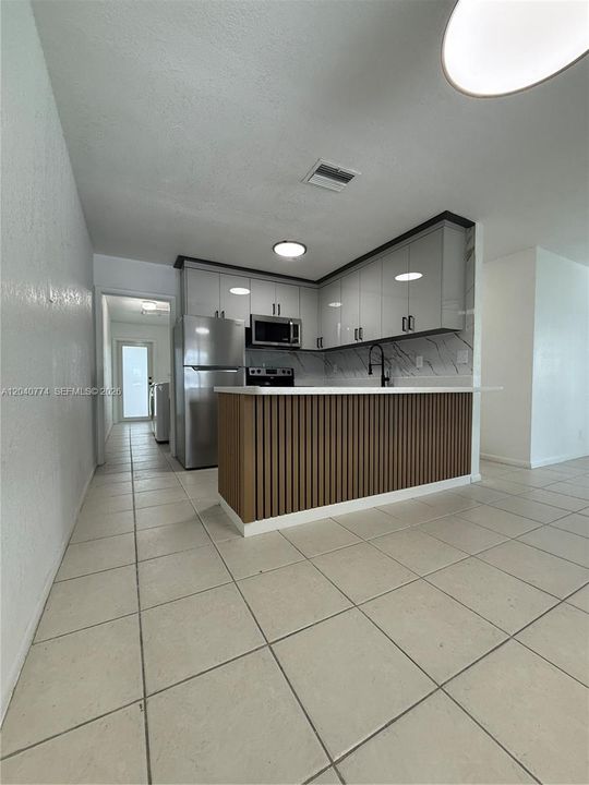 For Rent: $2,000 (2 beds, 1 baths, 924 Square Feet)