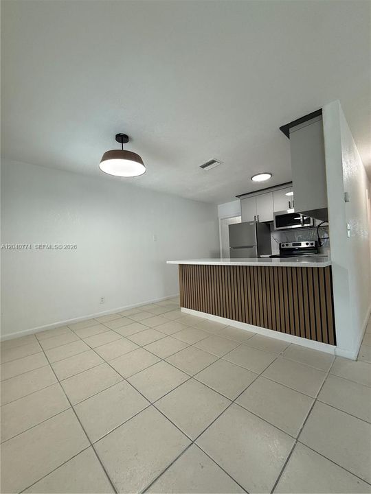 For Rent: $2,000 (2 beds, 1 baths, 924 Square Feet)