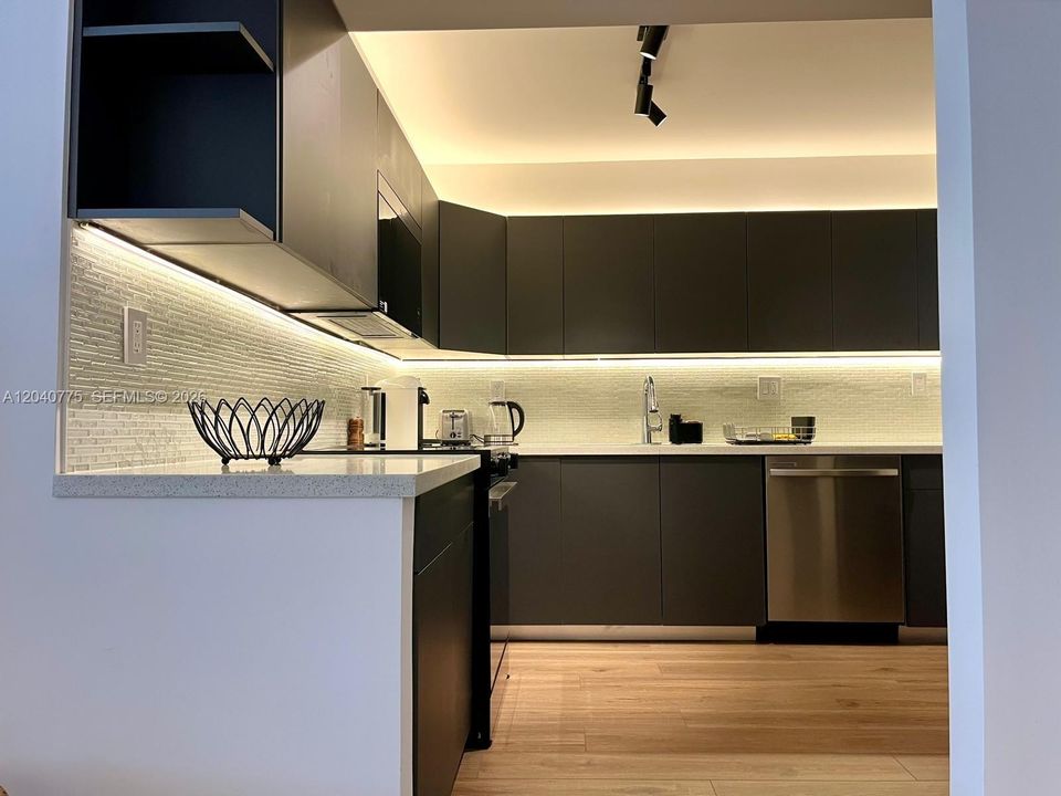 For Rent: $4,200 (2 beds, 2 baths, 1052 Square Feet)