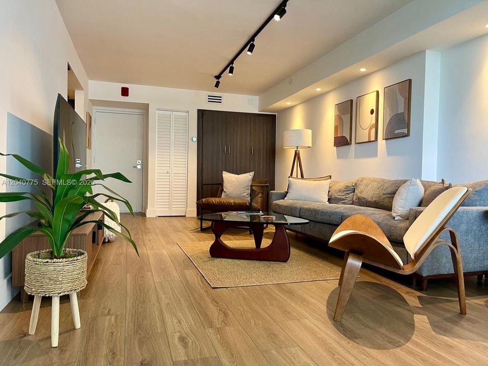 For Rent: $4,200 (2 beds, 2 baths, 1052 Square Feet)