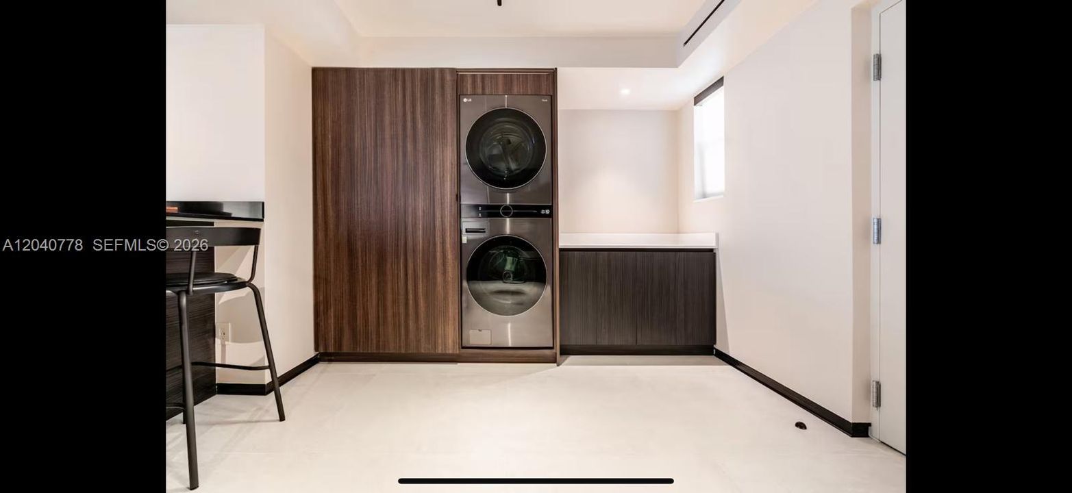 For Rent: $5,000 (1 beds, 1 baths, 1052 Square Feet)
