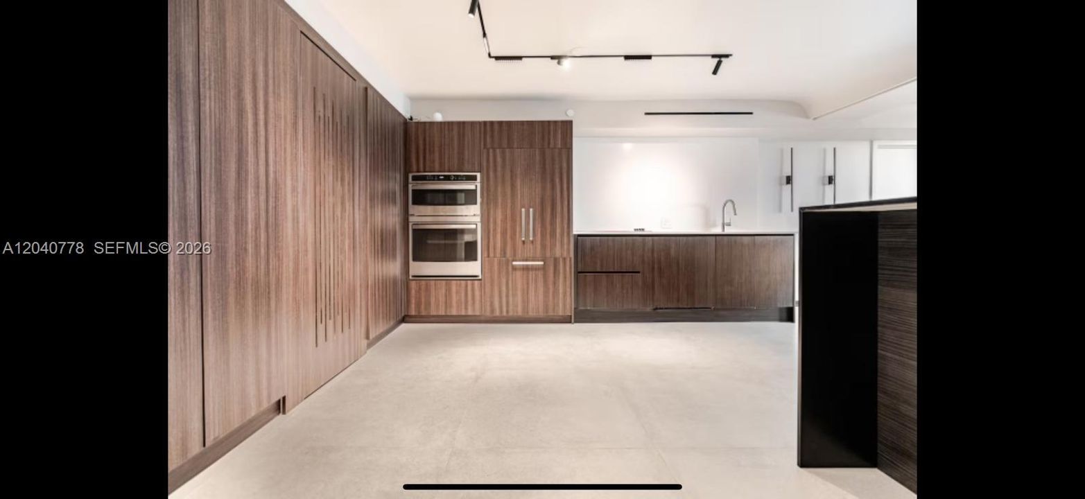 For Rent: $5,000 (1 beds, 1 baths, 1052 Square Feet)