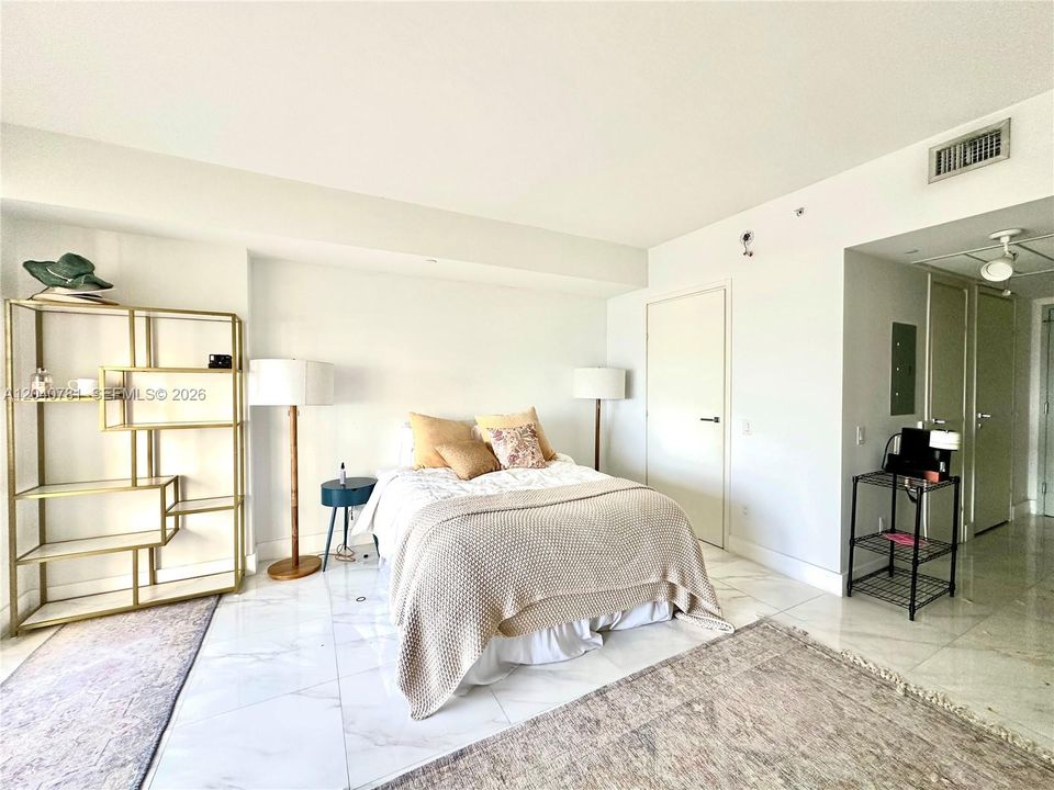 For Rent: $2,800 (0 beds, 1 baths, 375 Square Feet)
