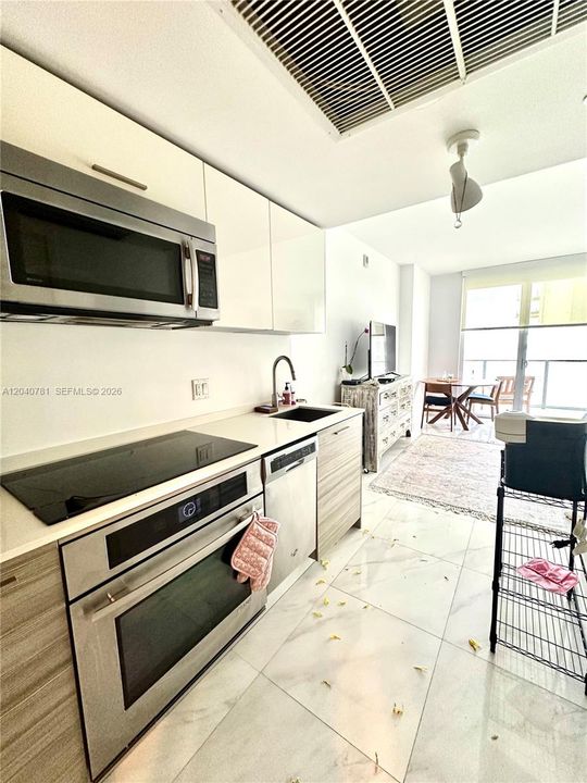 For Rent: $2,800 (0 beds, 1 baths, 375 Square Feet)