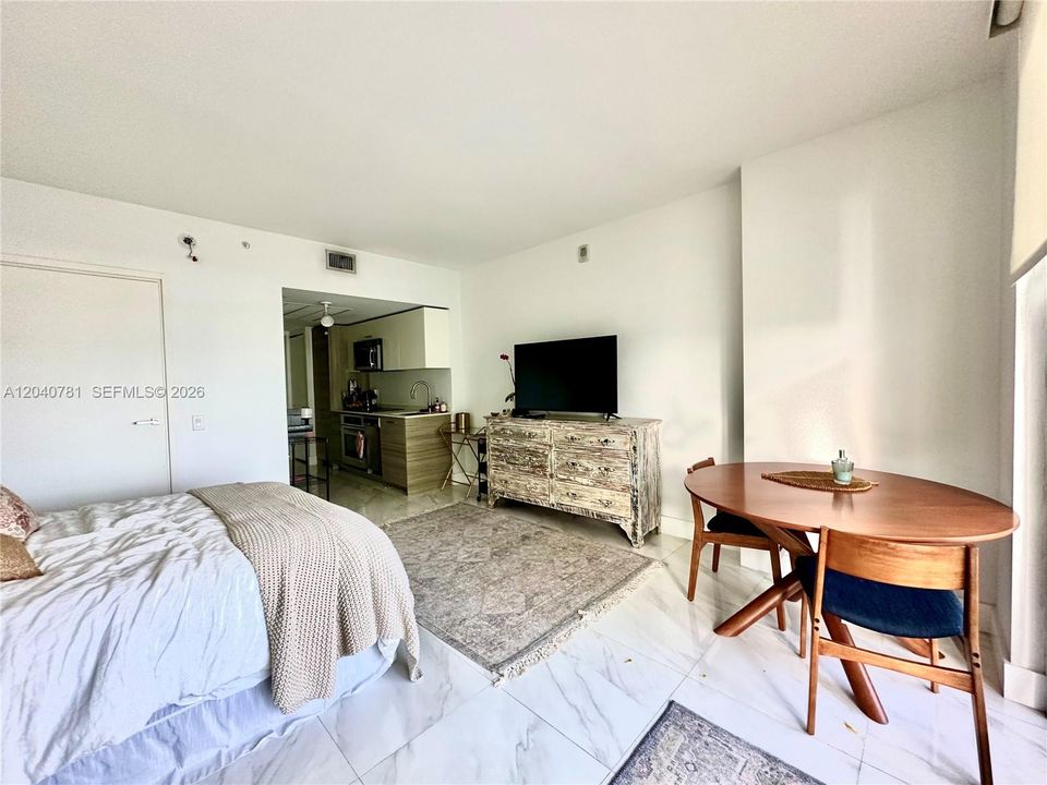 For Rent: $2,800 (0 beds, 1 baths, 375 Square Feet)
