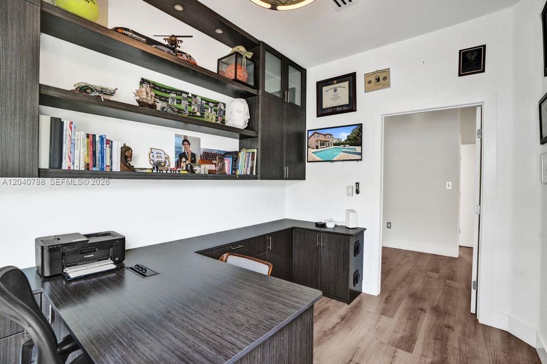 For Sale: $1,794,000 (6 beds, 5 baths, 3052 Square Feet)