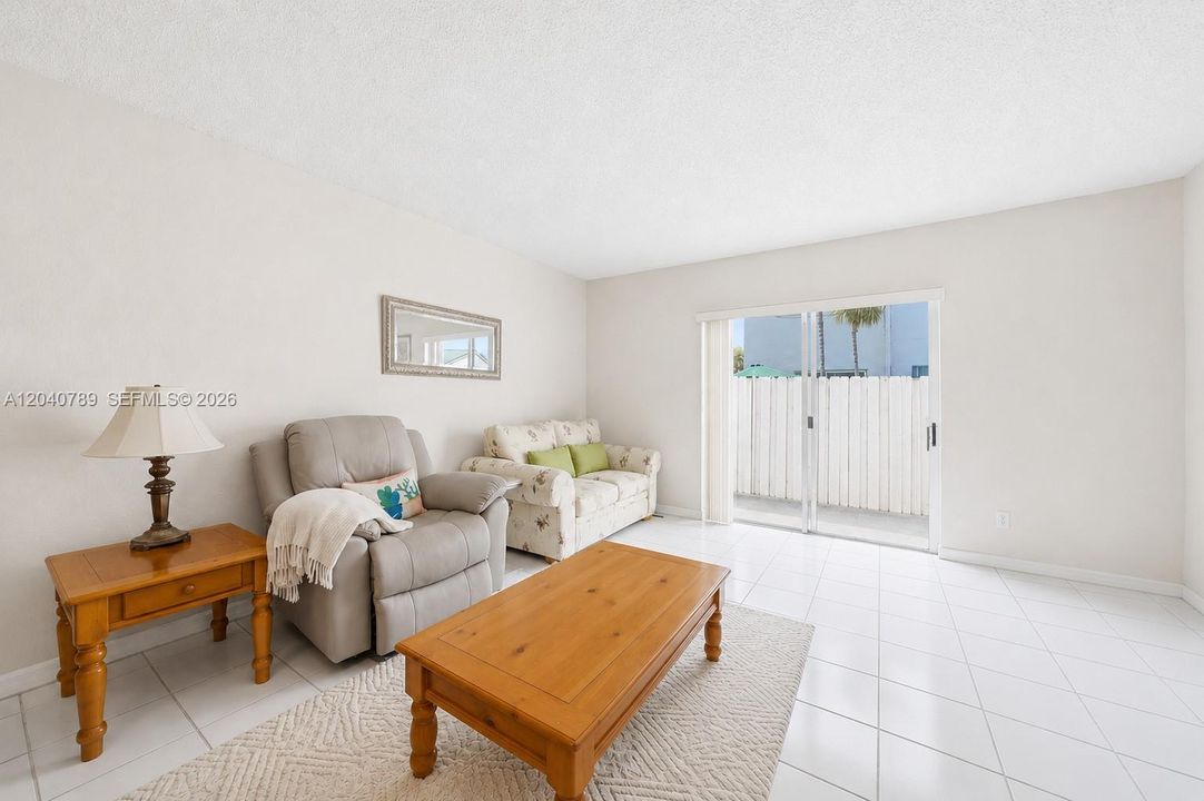 For Sale: $305,000 (2 beds, 1 baths, 950 Square Feet)