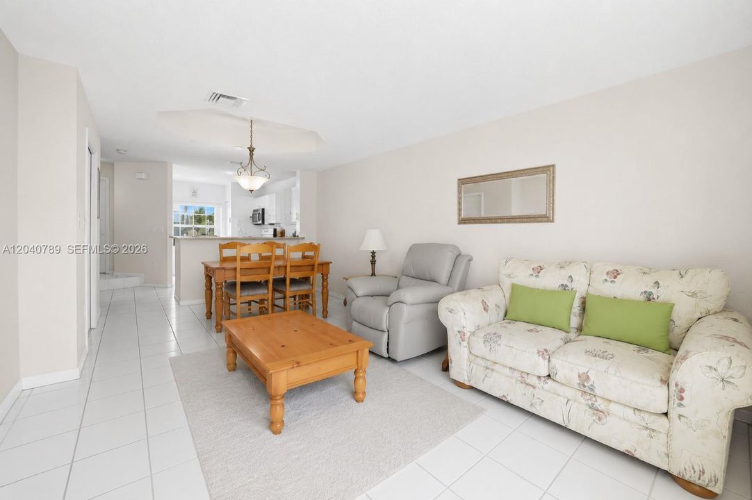 For Sale: $305,000 (2 beds, 1 baths, 950 Square Feet)