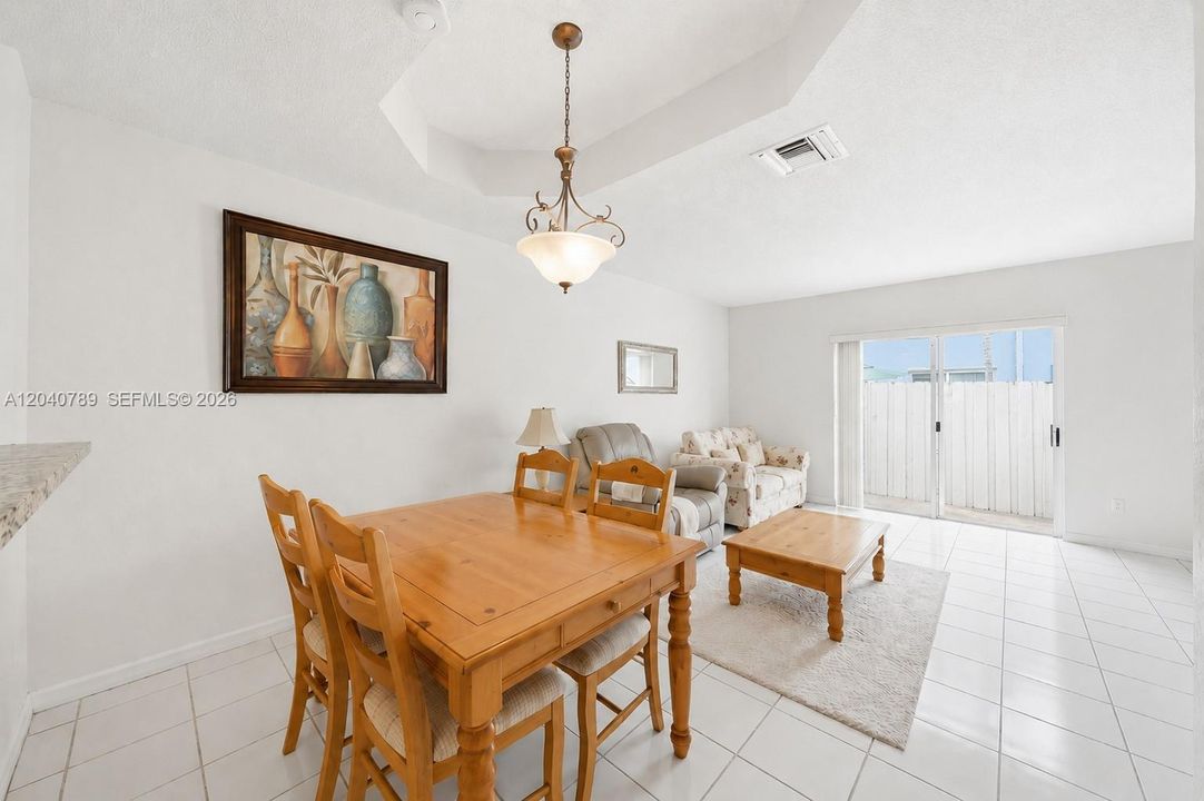 For Sale: $305,000 (2 beds, 1 baths, 950 Square Feet)