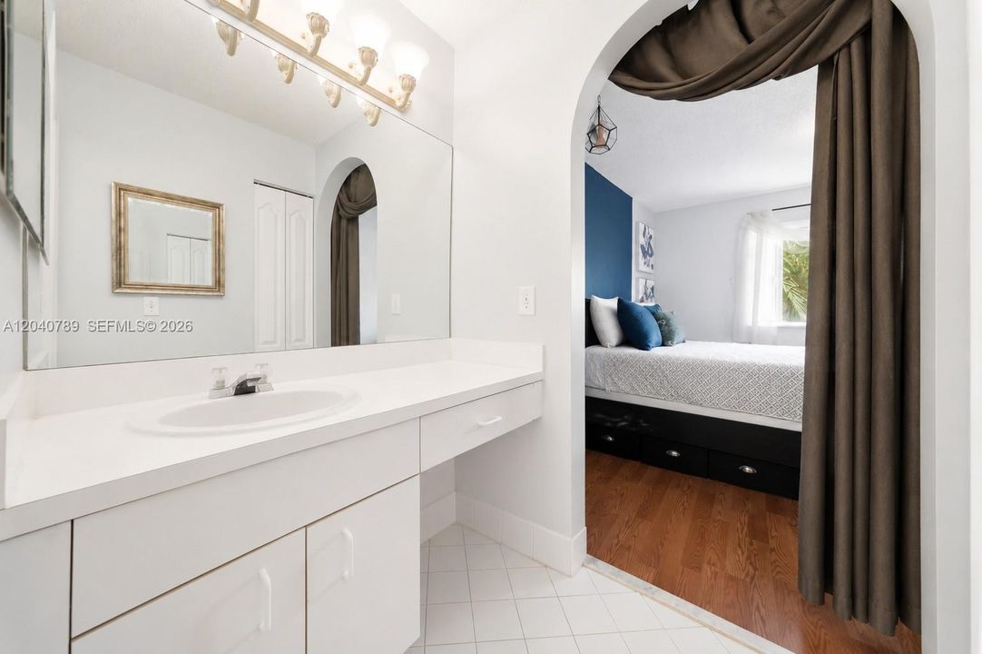 For Sale: $305,000 (2 beds, 1 baths, 950 Square Feet)