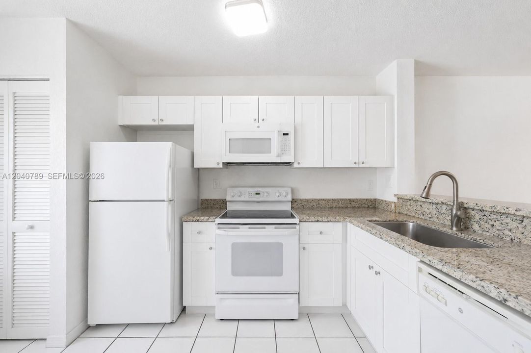 For Sale: $305,000 (2 beds, 1 baths, 950 Square Feet)