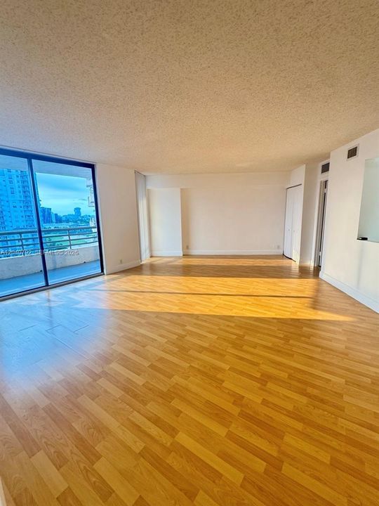 For Rent: $2,200 (1 beds, 2 baths, 1104 Square Feet)
