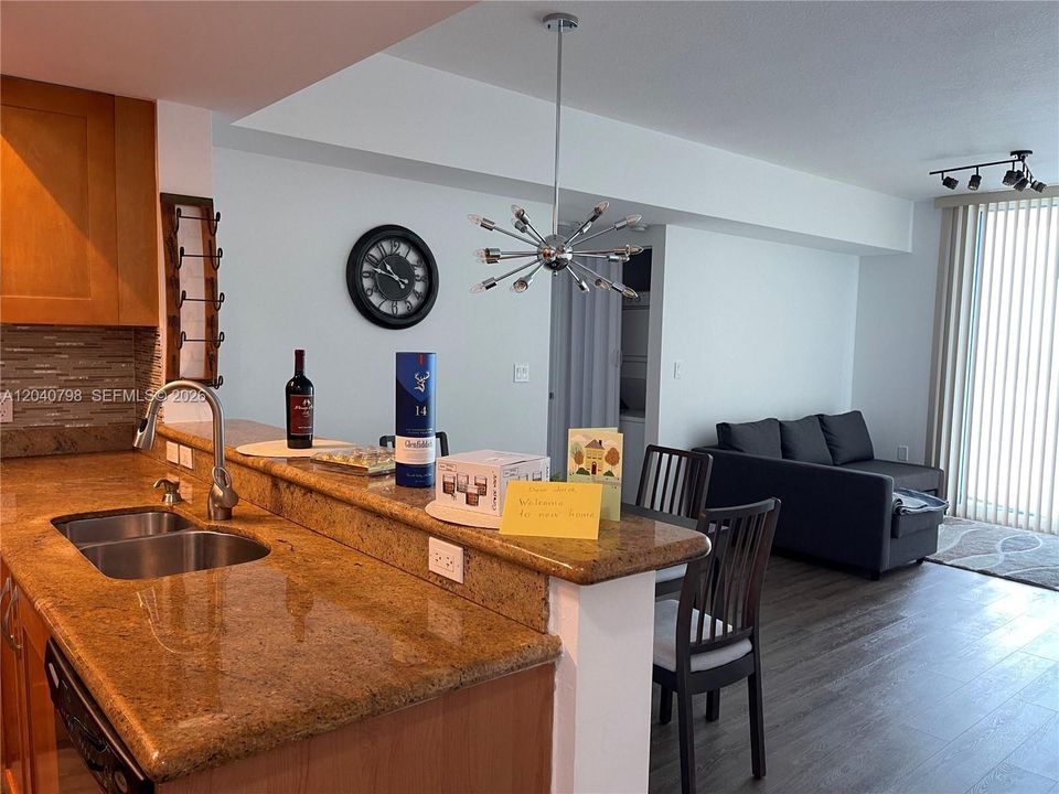 For Rent: $2,500 (1 beds, 1 baths, 915 Square Feet)