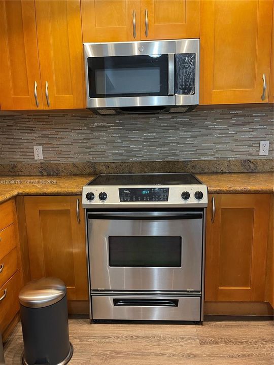 For Rent: $2,500 (1 beds, 1 baths, 915 Square Feet)