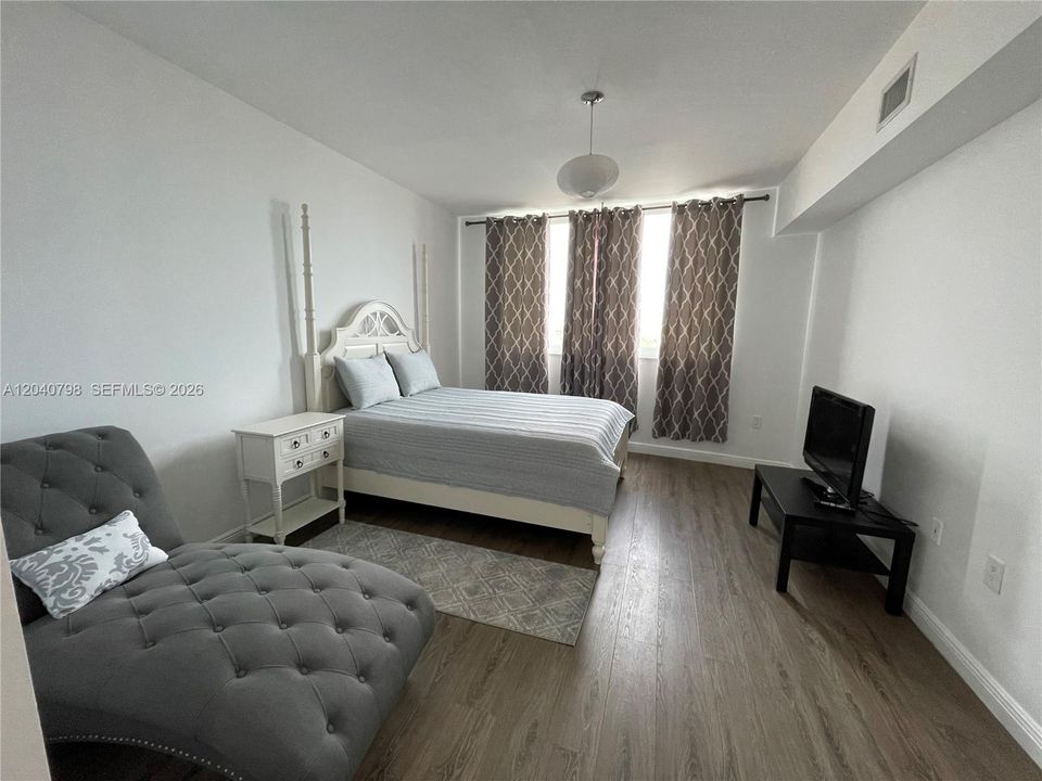 For Rent: $2,500 (1 beds, 1 baths, 915 Square Feet)