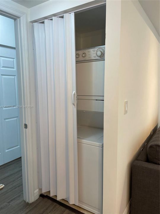 For Rent: $2,500 (1 beds, 1 baths, 915 Square Feet)