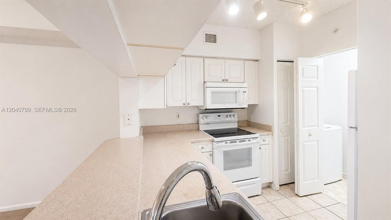 For Rent: $2,770 (2 beds, 2 baths, 1024 Square Feet)