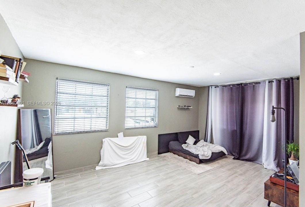 For Rent: $1,900 (1 beds, 1 baths, 1200 Square Feet)