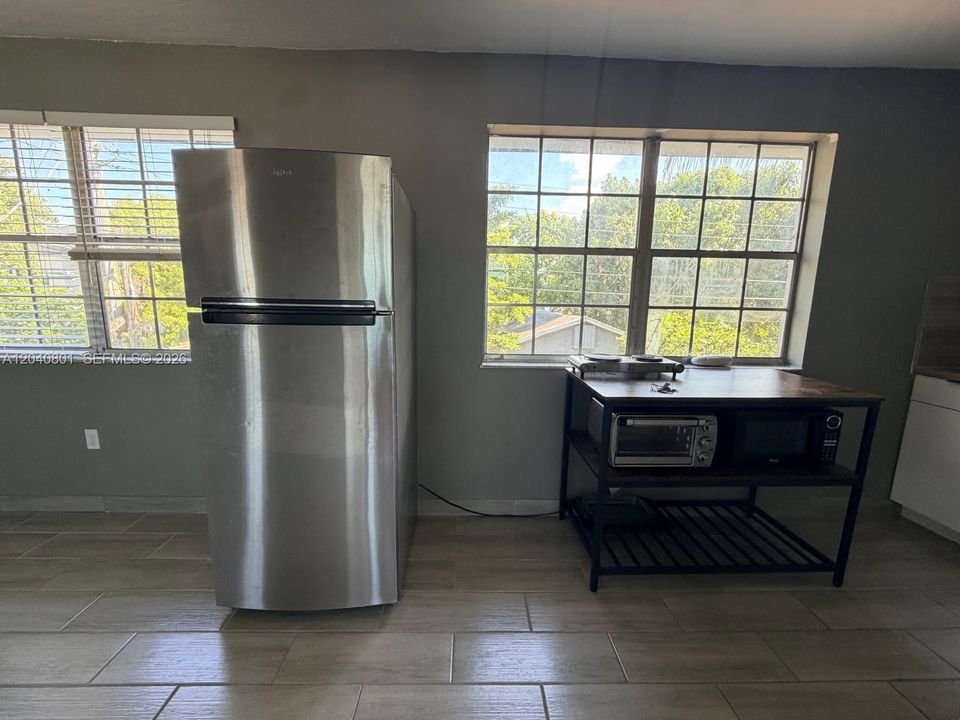 For Rent: $1,900 (1 beds, 1 baths, 1200 Square Feet)