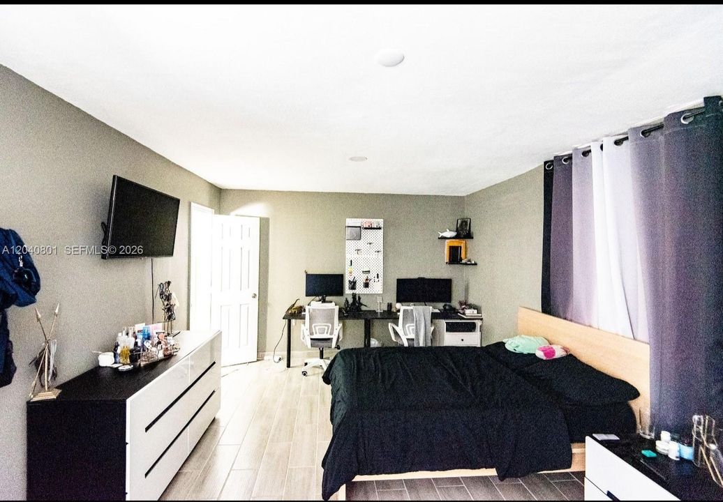 For Rent: $1,900 (1 beds, 1 baths, 1200 Square Feet)