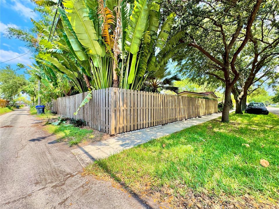 For Sale: $555,000 (3 beds, 2 baths, 1202 Square Feet)