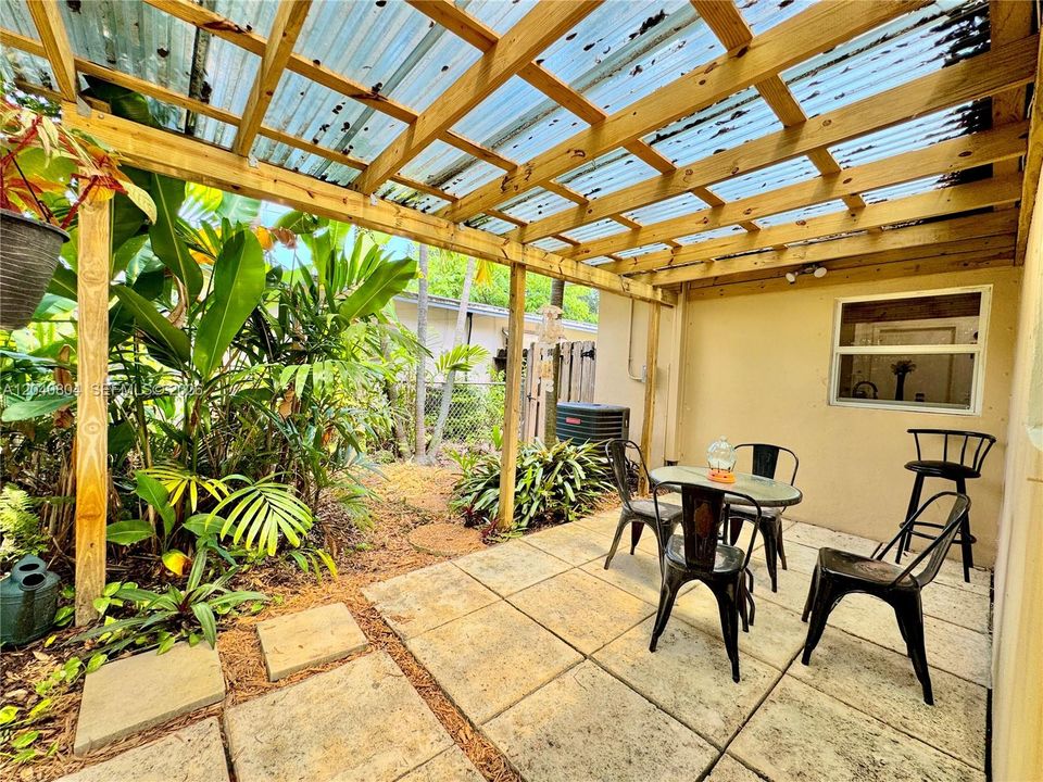 For Sale: $555,000 (3 beds, 2 baths, 1202 Square Feet)