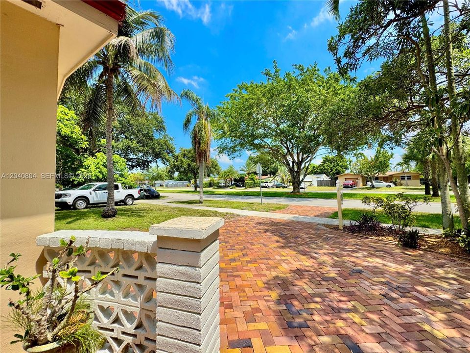 For Sale: $555,000 (3 beds, 2 baths, 1202 Square Feet)
