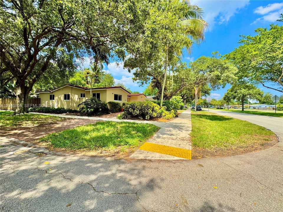 For Sale: $555,000 (3 beds, 2 baths, 1202 Square Feet)