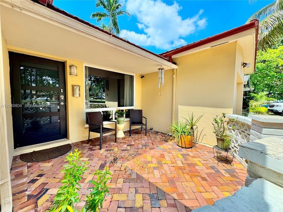 For Sale: $555,000 (3 beds, 2 baths, 1202 Square Feet)