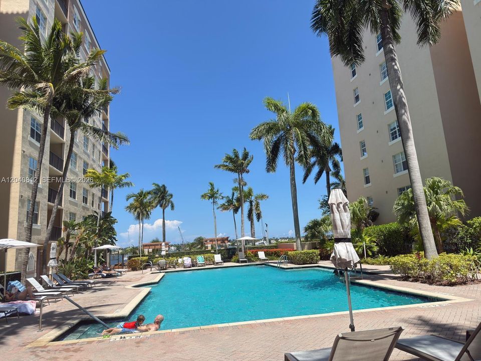 For Rent: $2,600 (2 beds, 2 baths, 1071 Square Feet)