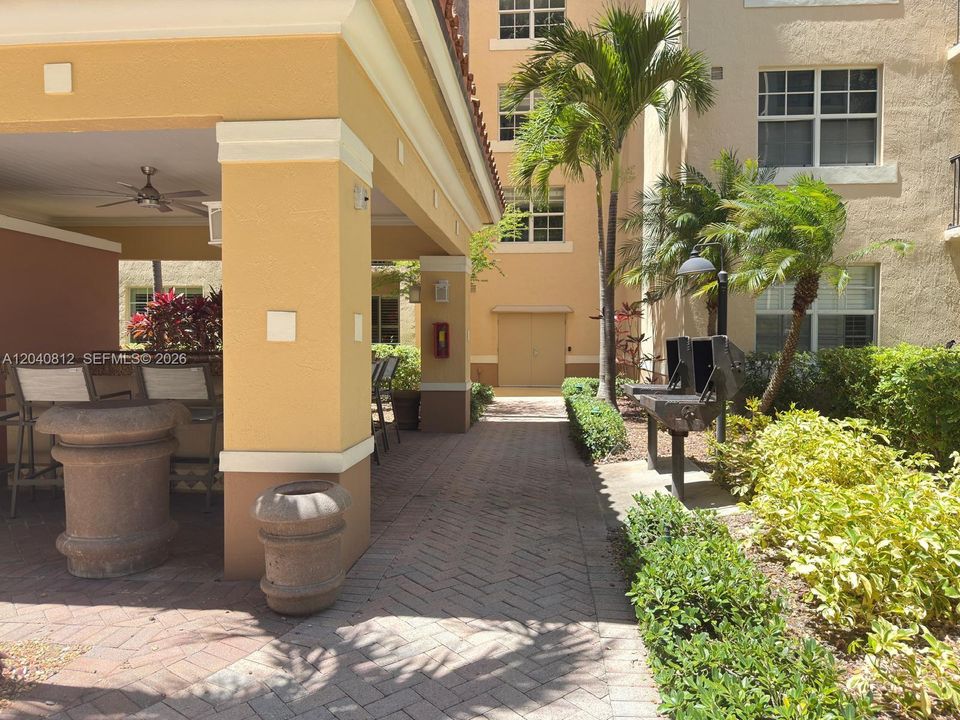 For Rent: $2,600 (2 beds, 2 baths, 1071 Square Feet)