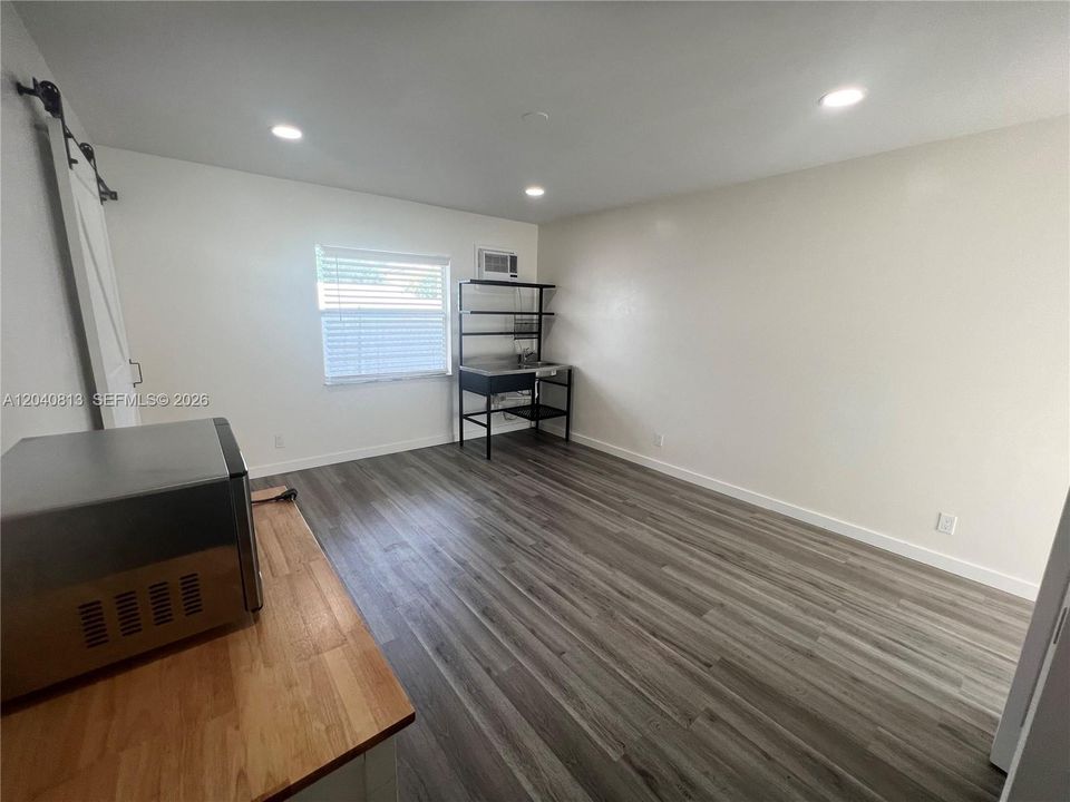 For Rent: $1,375 (0 beds, 1 baths, 2550 Square Feet)