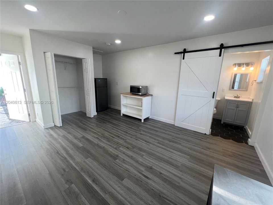 For Rent: $1,375 (0 beds, 1 baths, 2550 Square Feet)