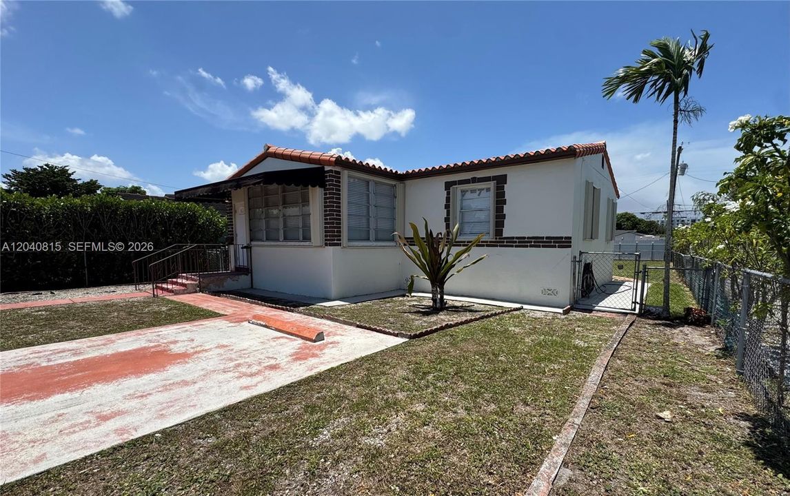 For Rent: $2,800 (2 beds, 1 baths, 978 Square Feet)
